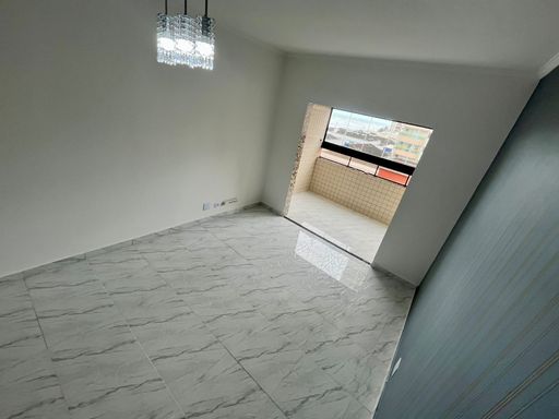 Sala bem iluminada de 3 ambientes com uma sacada envidraçada.