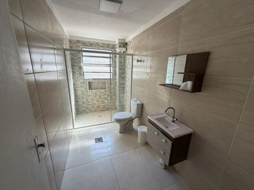 WC social com box de vidro.