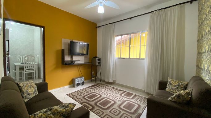 Sala bem iluminada e espaçosa.