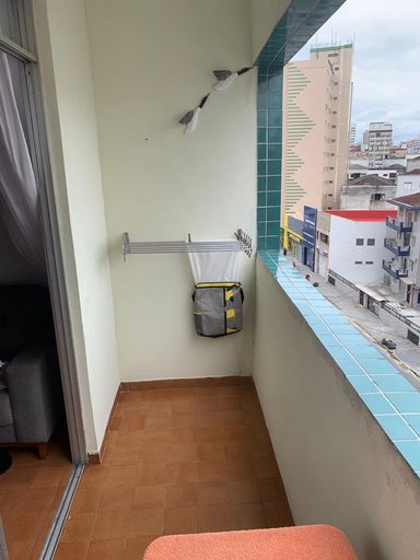 Sacada de frente para rua.