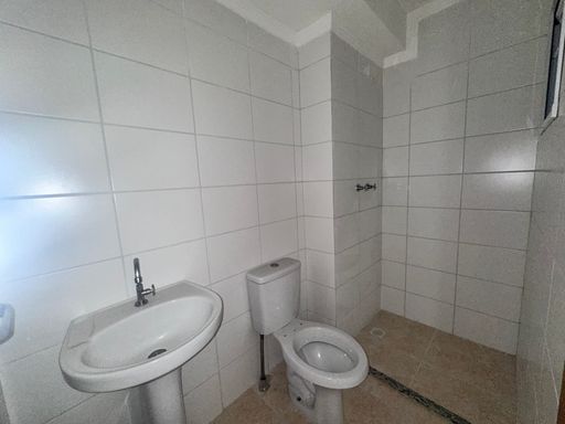 WC suíte com uma pia branca.
