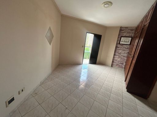 Dormitório com armários e uma sacada privativa.