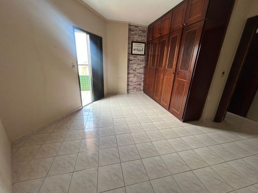 Dormitório com armários e uma sacada privativa.