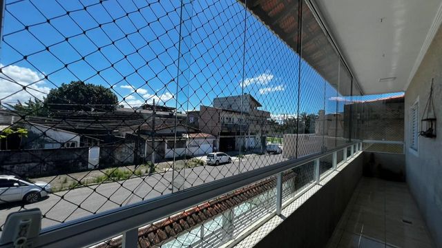 Sacada envidraçada com vista livre.