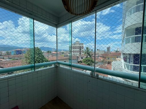 Sacada envidraçada com vista livre.