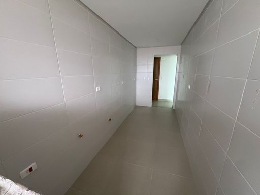 Cozinha espaçosa e bem iluminada.