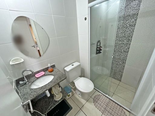 WC suíte com box de vidro.