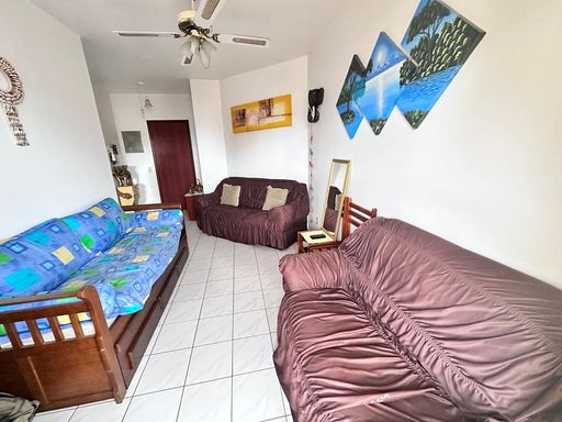 Sala espaçosa e bem iluminada.