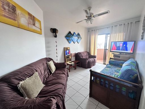 Sala espaçosa e bem iluminada.