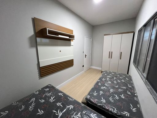 Dormitório com duas camas de solteiro.