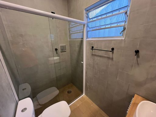 WC suíte com box de vidro.