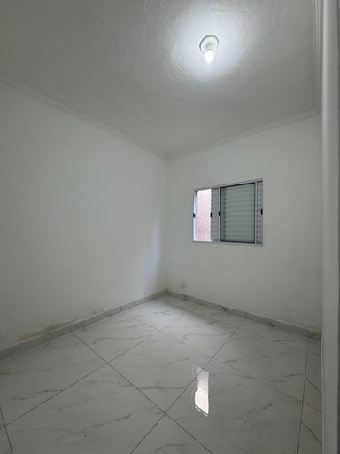 Suíte com paredes brancas.