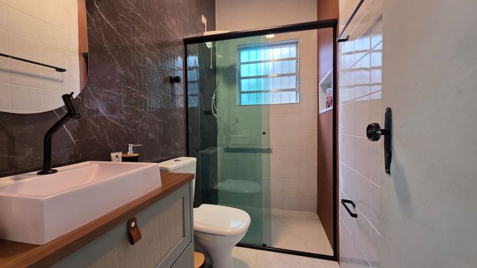 WC suíte com box de vidro.