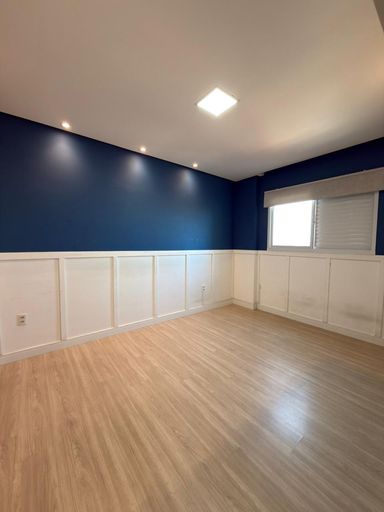 Dormitório amplo com piso laminado.