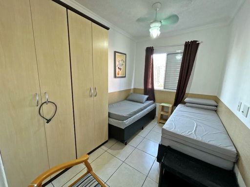 Dormitório espaçoso e bem iluminado.