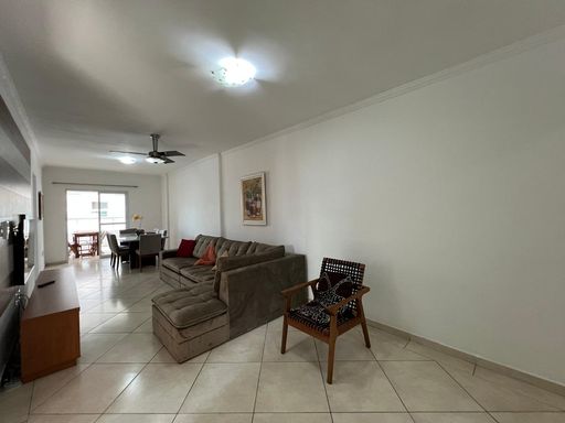 Sala ampla de 2 ambientes com ventilador de teto.