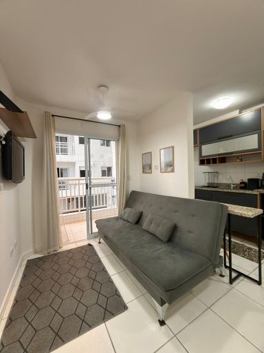 Sala com uma mesa de jantar e sofá cama.