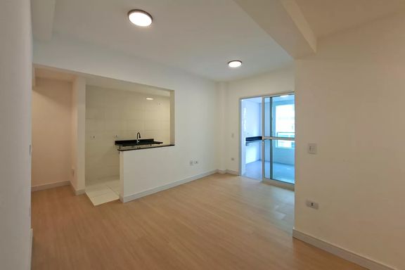 Sala bem iluminada.
