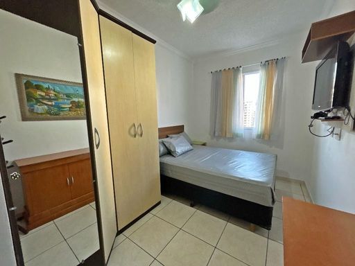 Suíte espaçosa e bem iluminada.