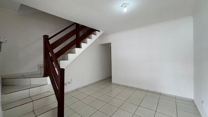 Sala espaçosa e bem iluminada.