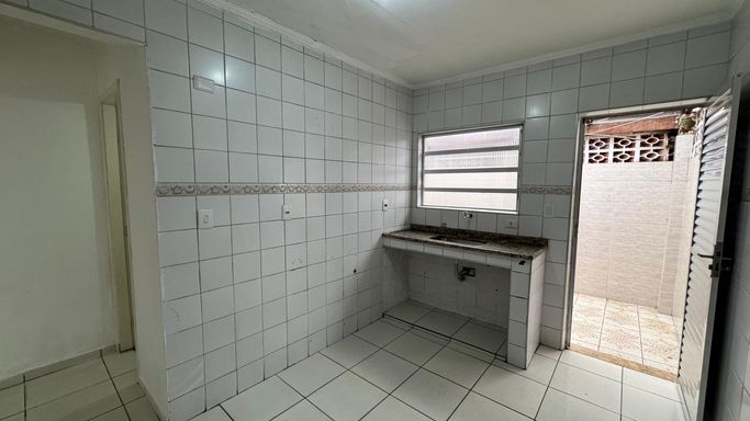 Cozinha espaçosa com uma pia.