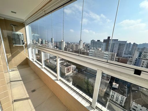 Sacada envidraçada com vista livre e vista para o mar.