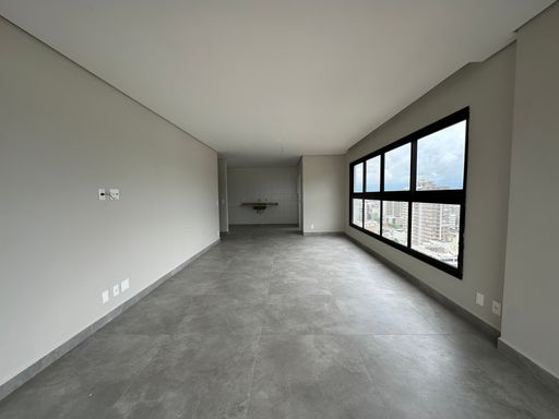 Sala ampla e bem iluminada.