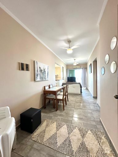 Sala de 2 ambientes com ventilador de teto, mesa de jantar e sofá