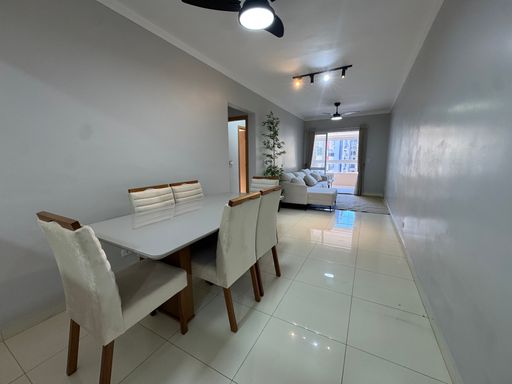 Sala ampla de 2 ambientes.