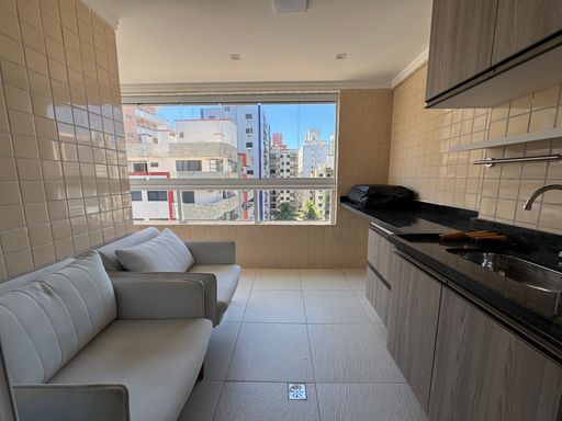 Sacada gourmet envidraçada com vista livre.