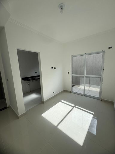 Sala muito bem iluminada com acesso ao quintal em L.