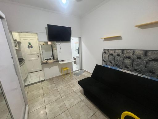 Sala living mobiliada com ventilador de teto.