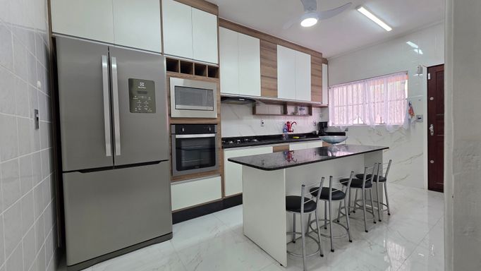 Cozinha com planejados e ilha.