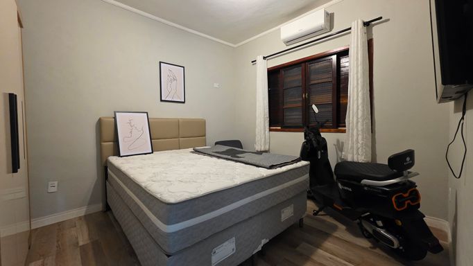 Suíte com ar-condicionado.