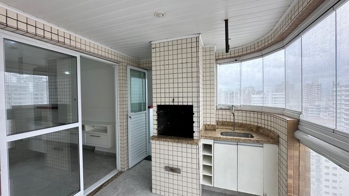 Sacada gourmet envidraçada com vista livre.