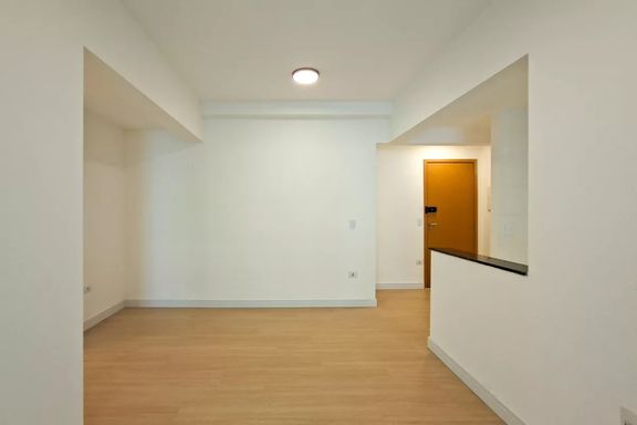 Sala bem iluminada.