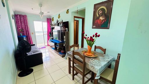 Sala muito bem iluminado de 2 ambientes.