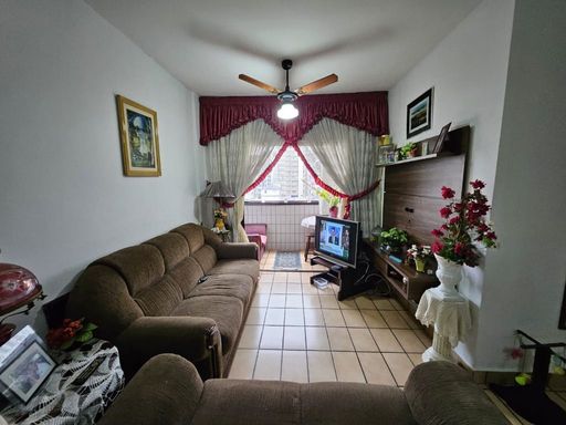 Sala bem iluminada de 2 ambientes com ventilador de teto.