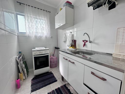 Cozinha com pia, gabinete e fogão.