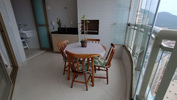 Sacada gourmet envidraçada com vista livre.