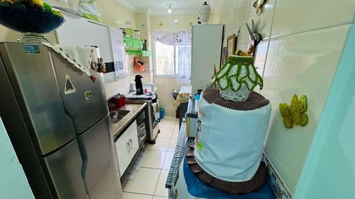 Cozinha bem iluminada.