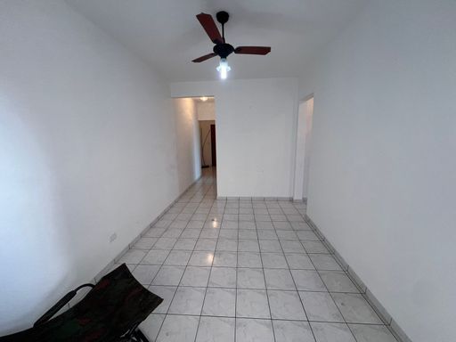Sala bem iluminada.