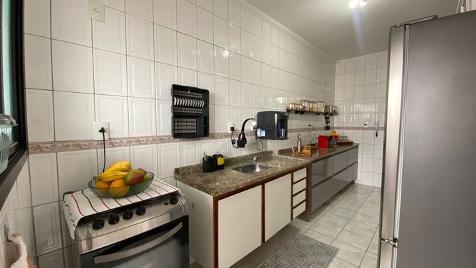 Cozinha espaçosa e bem iluminada.