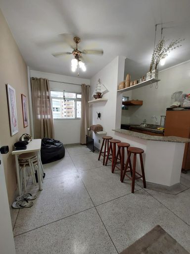 Sala bem iluminada com ventilador de teto.