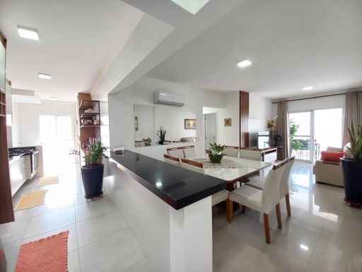 Sala de 2 ambientes com ar-condicionado e cozinha americana