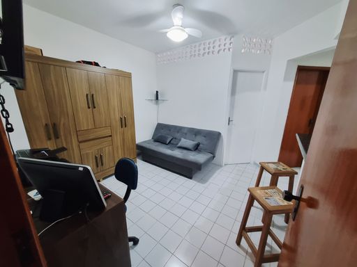 Sala com ventilador de teto.