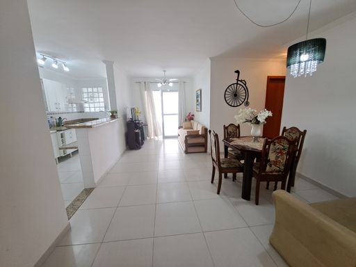 Sala ampla de 2 ambientes.