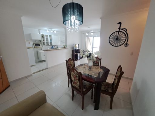 Sala ampla de 2 ambientes.