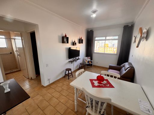 Sala espaçosa e bem iluminada.