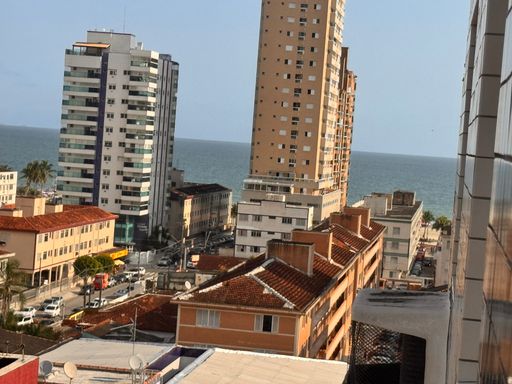 Vista para o mar da janela da sala.